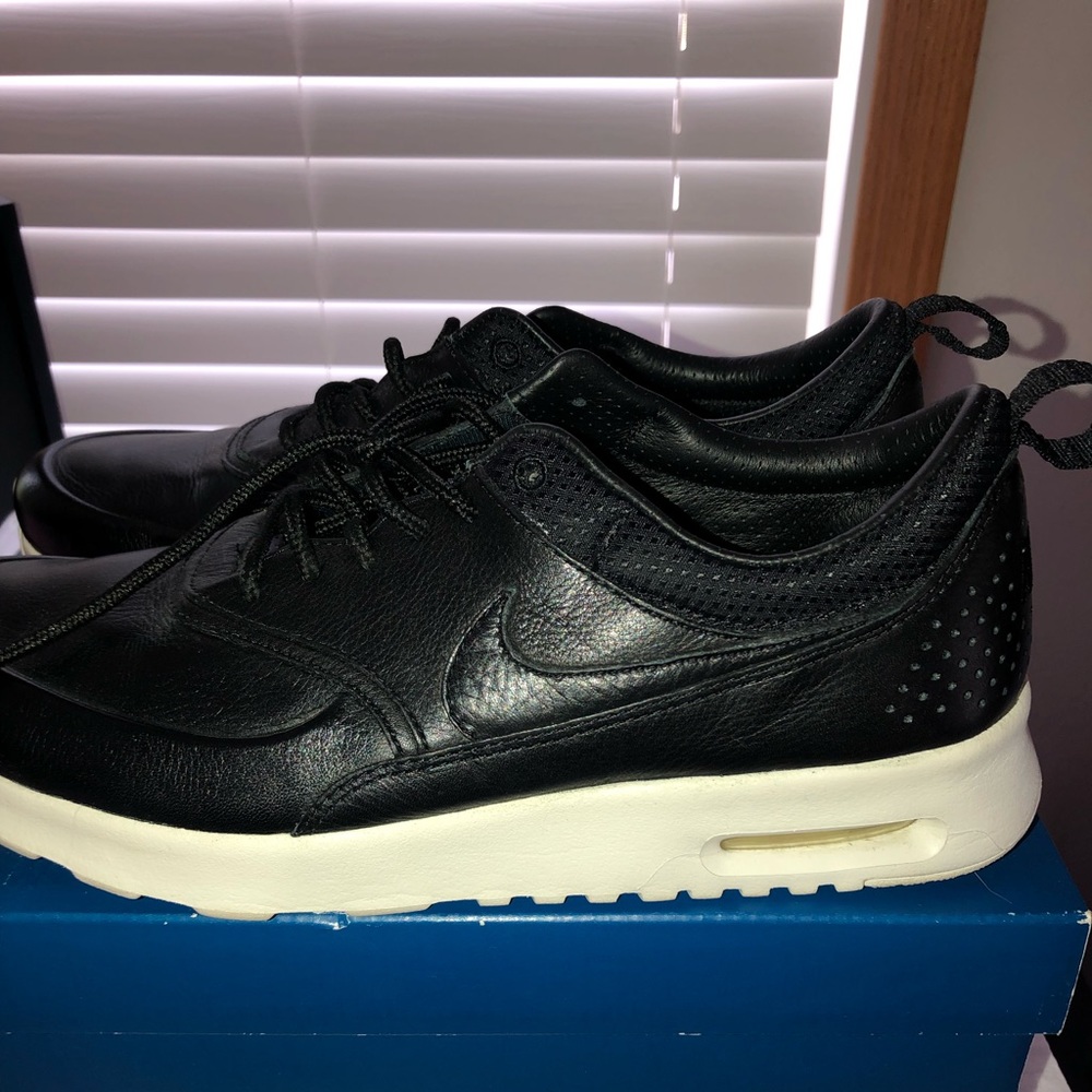 Ladies Nike good walking shoe - Picture 2 of 3